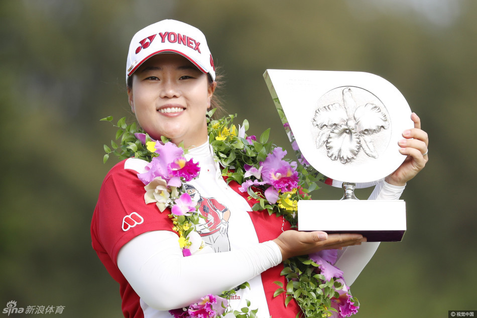 赛事并列第三名李宝美在球道上冷静观察线路,展现世界级球手的风范与专注。