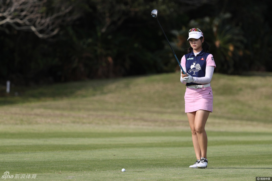 石昱婷在赛后与球迷亲切互动签名,笑容甜美,尽显“国民甜心”的亲和魅力。