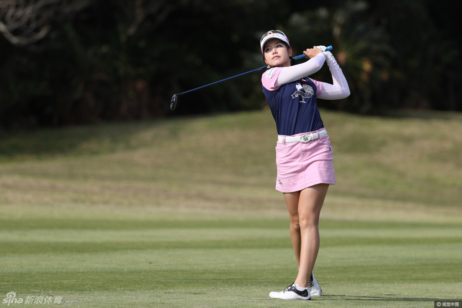 颁奖典礼上,冠军安宣柱手捧蝴蝶兰造型的冠军奖杯,与赛事嘉宾合影留念。