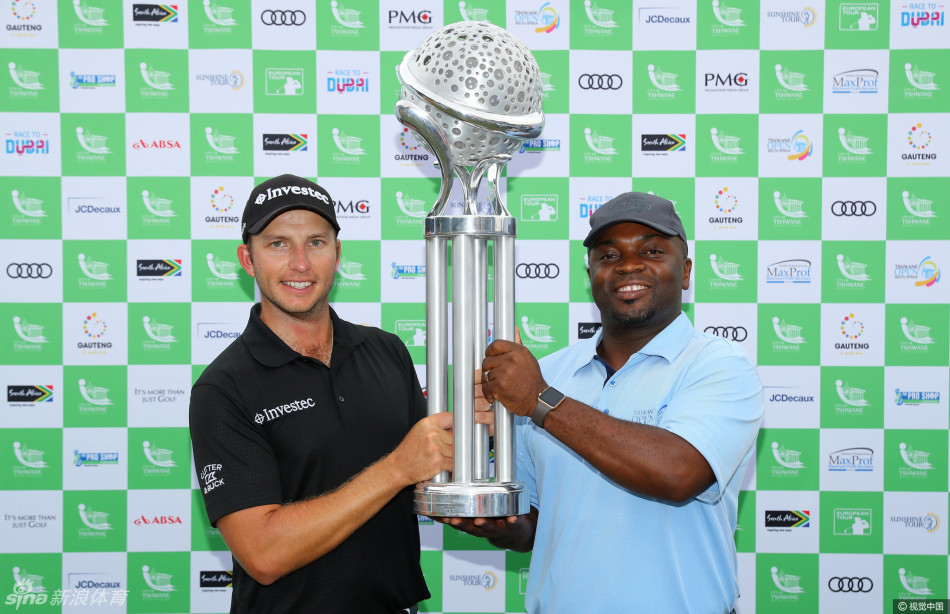 颁奖典礼上，笑容灿烂的伯梅斯特与茨瓦内市长共同高举水晶奖杯，象征着荣耀与友谊的时刻被永久定格。