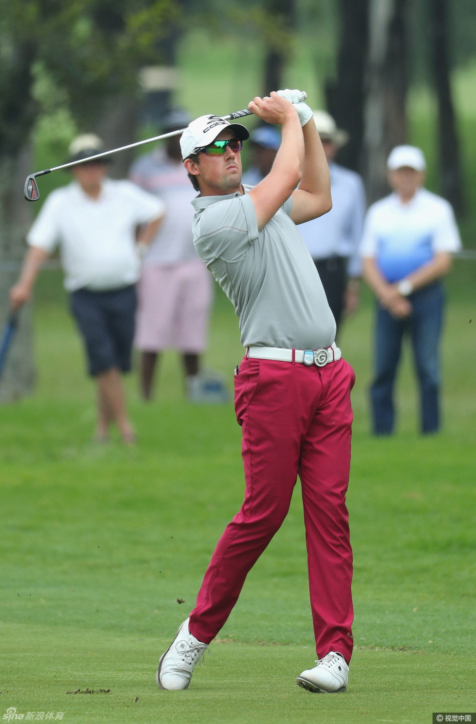 伯梅斯特的沙坑救球瞬间，沙砾飞溅，他身体重心沉稳，眼神专注，展示了一位冠军球员精湛的短杆技术。