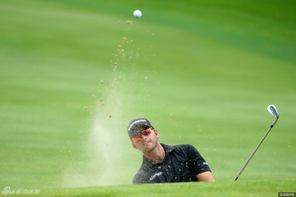 绿茵环绕的第十八洞果岭旁，伯梅斯特与妻子深情拥抱，分享来之不易的胜利喜悦，家庭是他最坚实的后盾。