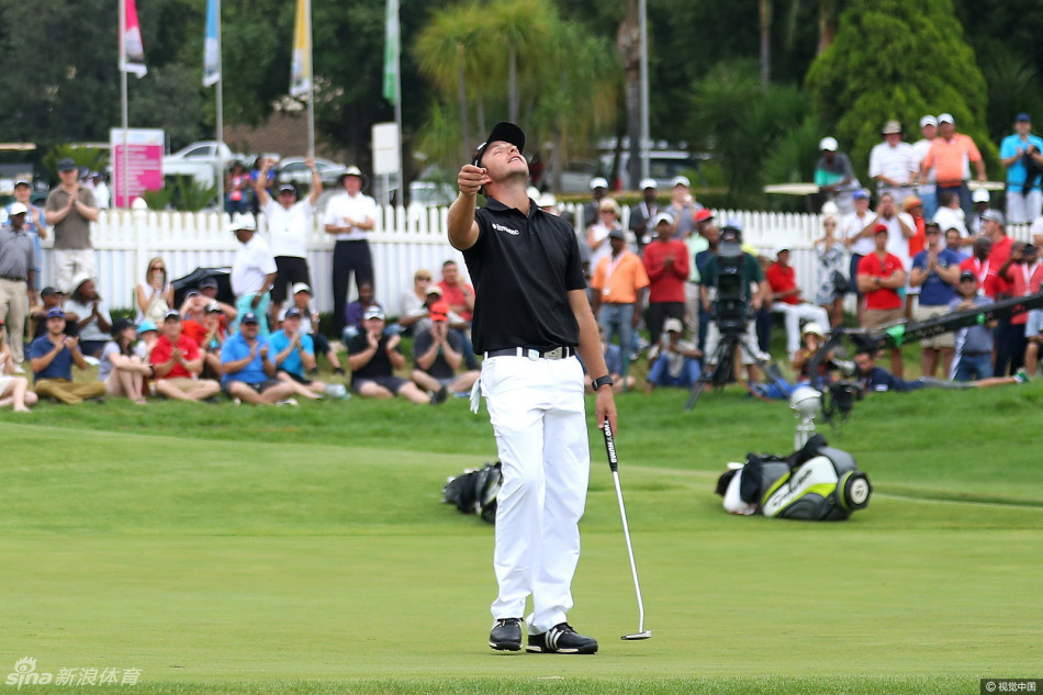 迪恩·伯梅斯特在第十八洞果岭稳稳推进制胜一推，随后紧握双拳，面向家乡观众爆发出激动人心的胜利怒吼。
