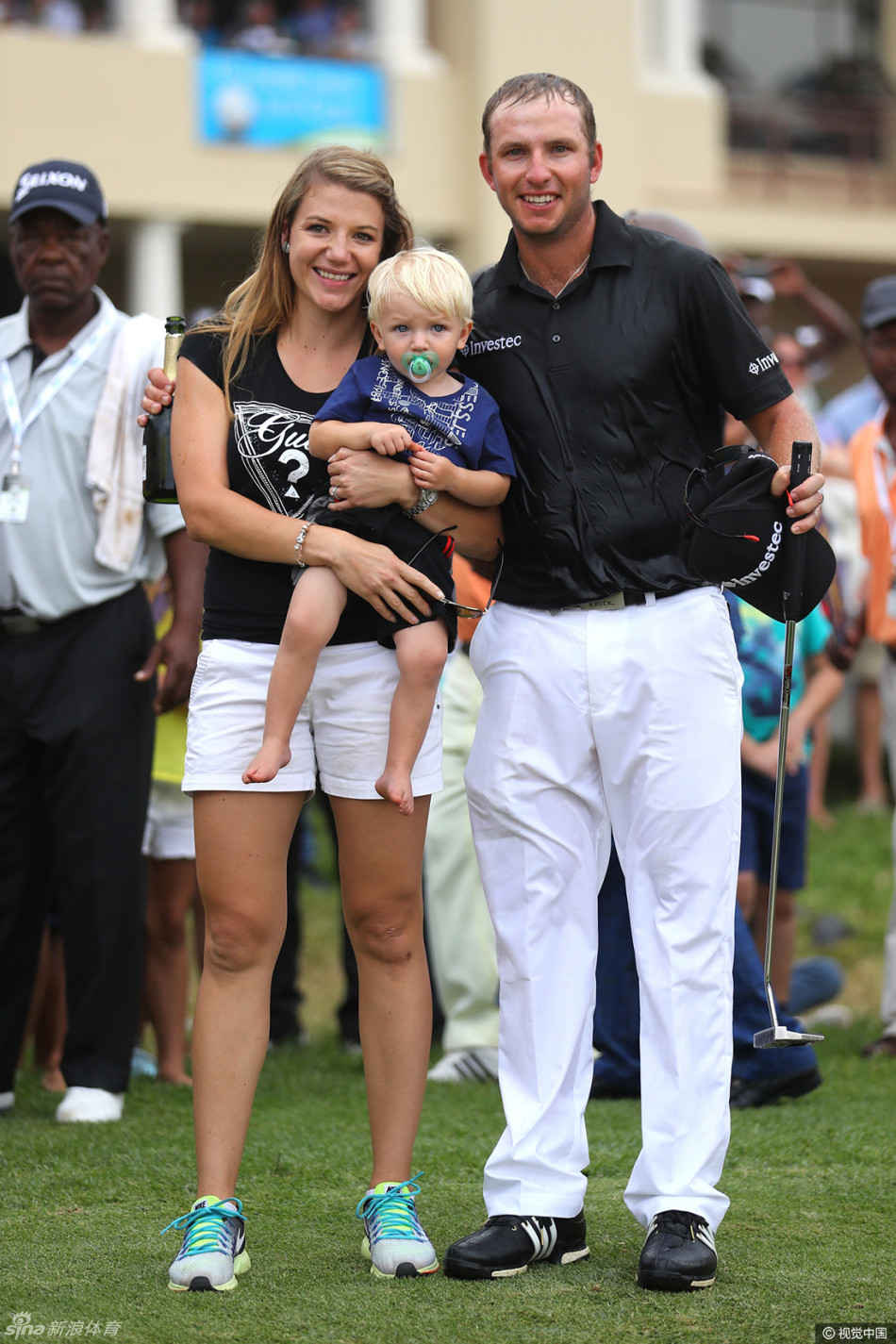 决赛轮关键一洞，伯梅斯特全神贯注地进行推杆阅读，果岭的起伏光影与他凝重的神情构成一幅充满张力的画面。