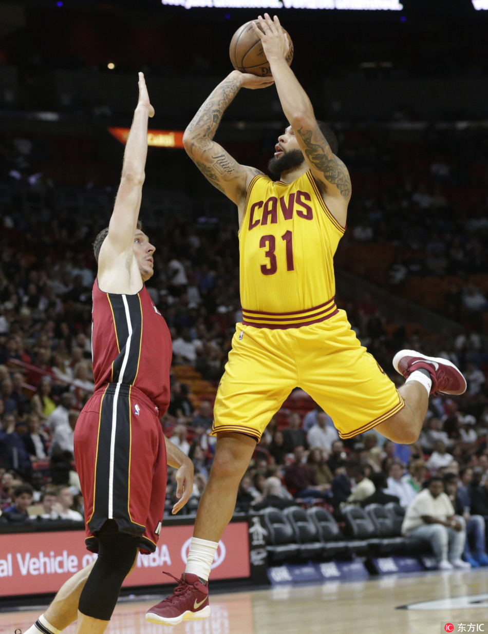 nba常规赛继续进行,骑士92-120热火;詹姆斯欧文缺阵,弗莱21分,德隆10