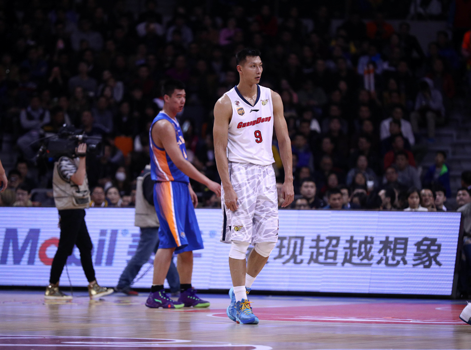 赵睿如闪电般持球推进引领快攻,青春风暴席卷全场。