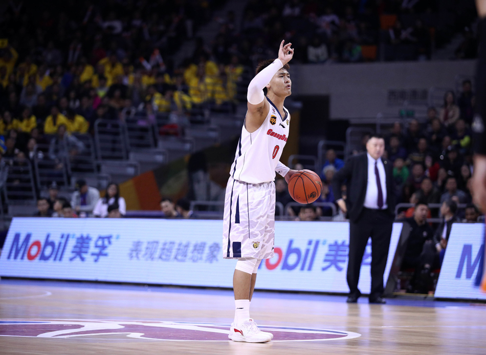 朱芳雨与刘炜在场边亲切寒暄,两位老友相视一笑,温情满满。