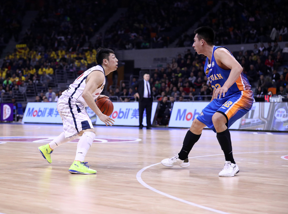 布泽尔在场边露出搞怪神情,丰富的面部表情成为了赛场边的独特风景。