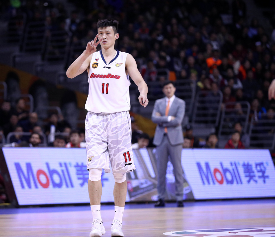 周鹏在场上冷静地打着战术手势,眼神坚毅,领袖气质尽显。