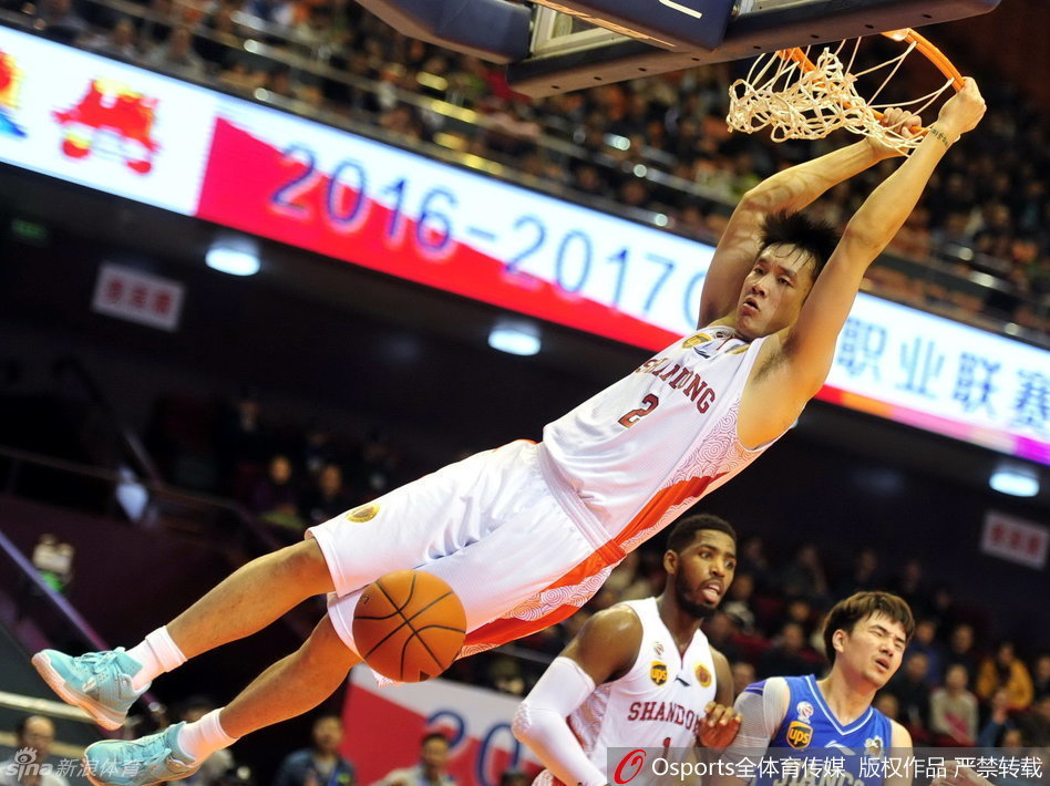 丁彦雨航腾空而起，面对防守球员单手劈扣，整个球馆的空气仿佛瞬间凝固，只剩下震撼的暴扣声。