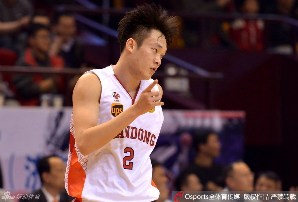 丁彦雨航高高跃起，双手暴扣，他的脸上写满坚定与专注，对于他来说，每一次冲击篮筐都是对胜利最直接的渴望。