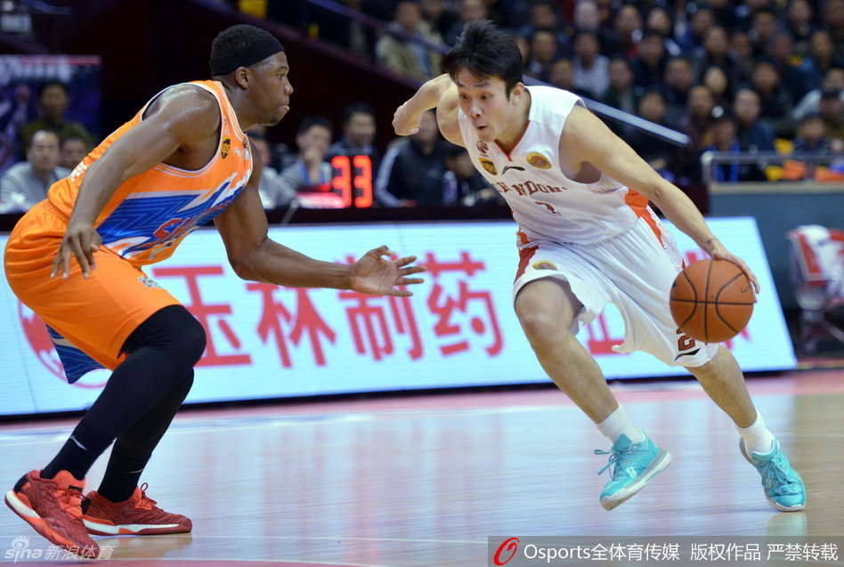 丁彦雨航在后背补全了雄鹰翅膀纹身，他赤膊训练，每一滴汗水都折射出为了重返赛场、为了心中梦想而付出的不懈努力。