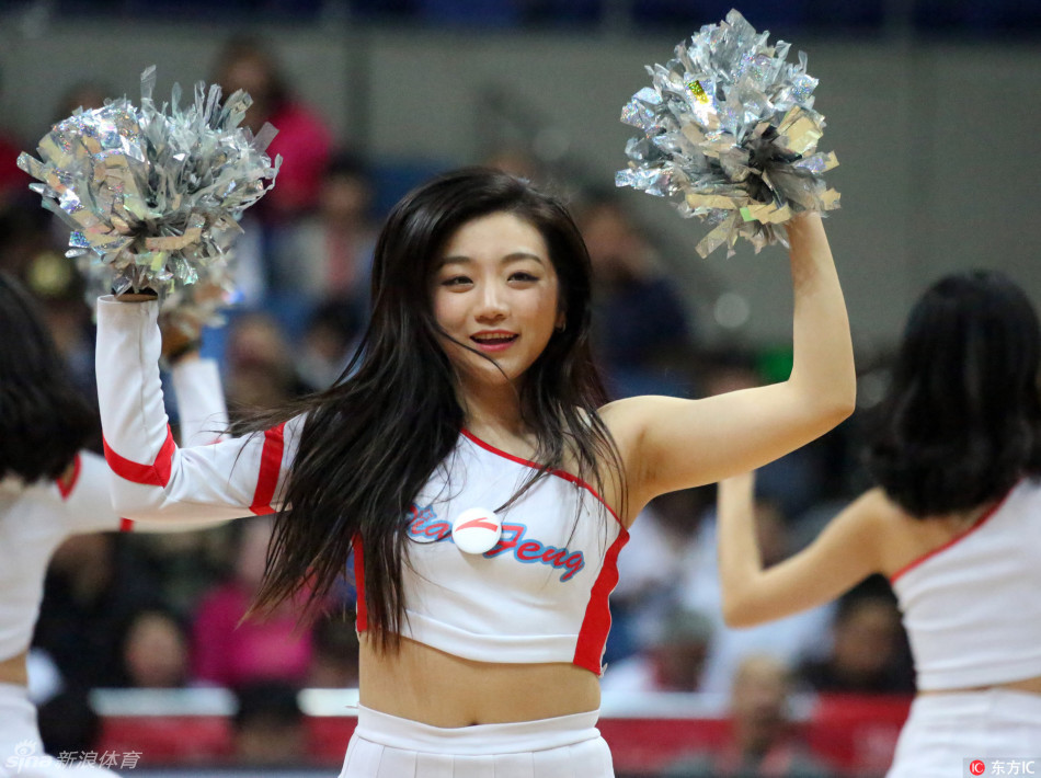 比赛暂停间隙，拉拉队宝贝们迅速占据场地中央，用高难度托举动作引爆全场欢呼