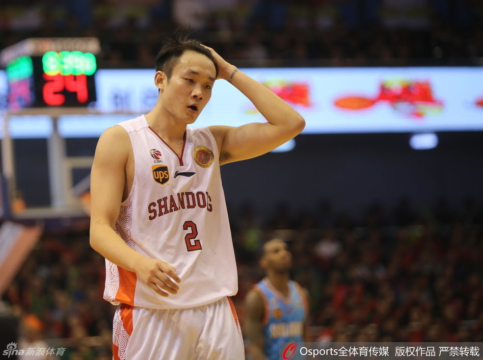 奔跑中的丁彦雨航如一道白色闪电，高速运球中仍不忘抬手撩开被风吹乱的刘海，展现极佳的身体协调性。