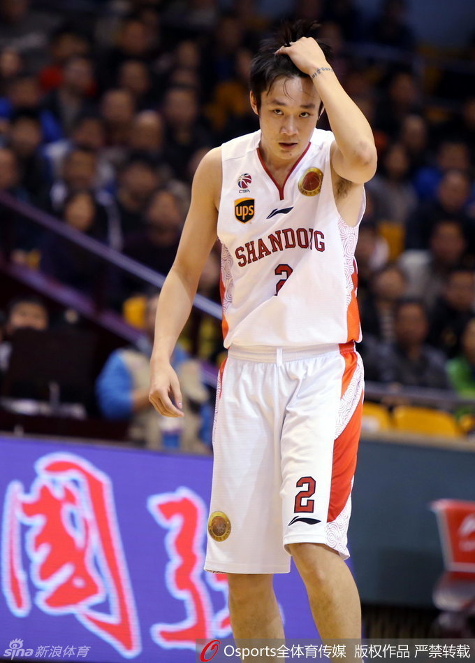 即使在发布会的聚光灯下，面对媒体的长枪短炮，丁彦雨航依然习惯性地整理头发，眼神中带着一丝谦逊的笑意。