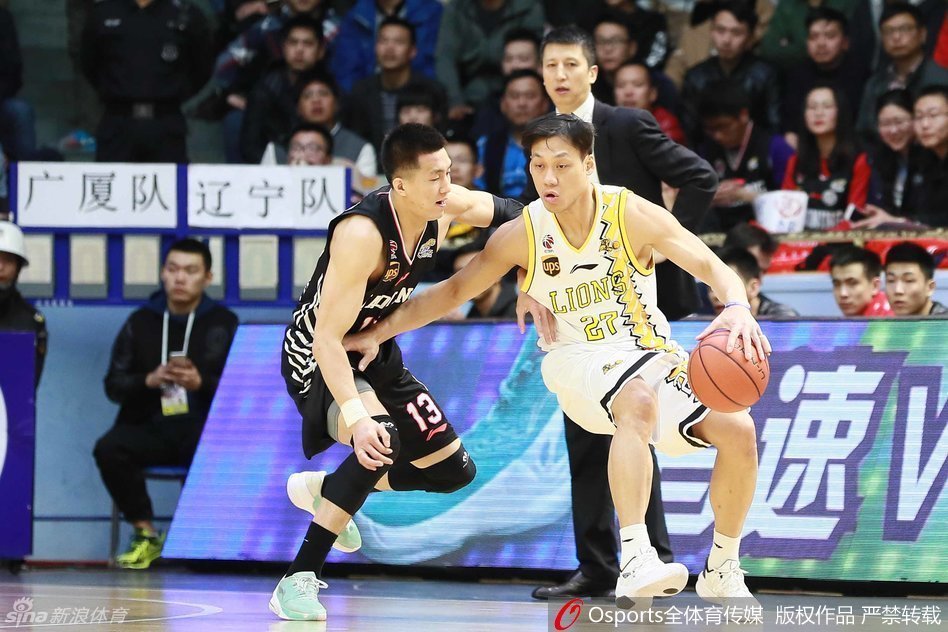 广厦体育馆内灯火通明，场上球员肌肉紧绷，裁判全神贯注，一场恶战仿佛随时在哨响间引爆。