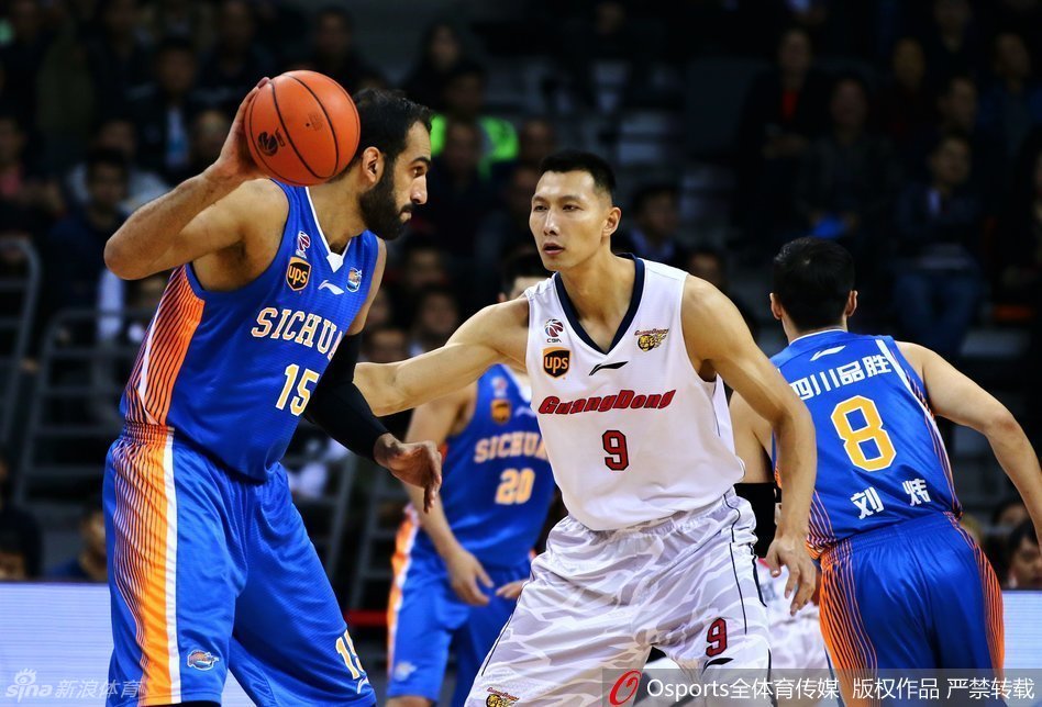 场边的杜锋指导神情专注,正向裁判询问着刚才的判罚,而四川队的哈达迪则叉腰站在一旁,表情无奈