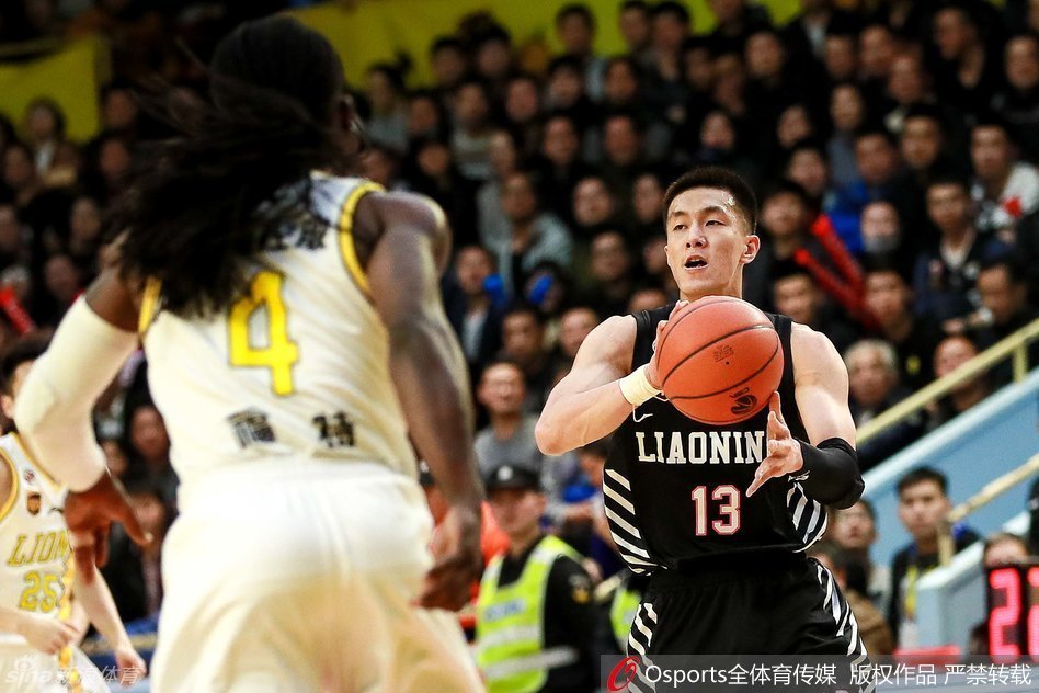 李春江在场边情绪激动，甩掉外套大声指挥，脸上写满了对胜利的极度渴望和对细节的严苛要求。