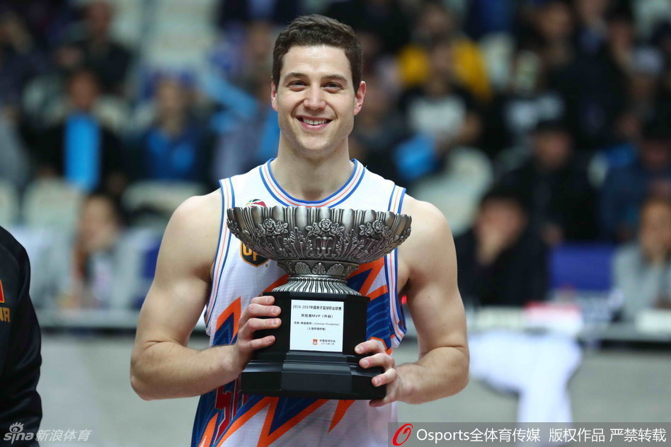 “寂寞大神”弗雷戴特手捧常规赛MVP奖杯，脸上洋溢着自豪的笑容，这座奖杯是对他整个赛季超凡个人能力的最佳证明。
