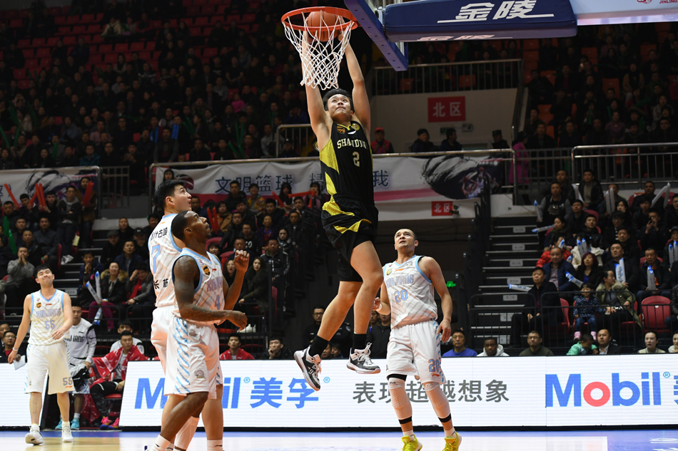 丁彦雨航犹如天神下凡，在新疆队内线群中高高跃起，完成一记势大力沉的单手劈扣，眼神中满是杀气与坚定。