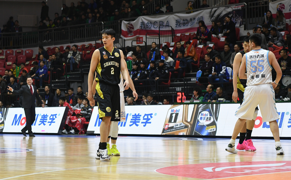 西热力江命中关键球后激情庆祝，而在他身后，丁彦雨航面色冷峻，眼神中透露出不甘与倔强，仿佛在说“下一场再见”。