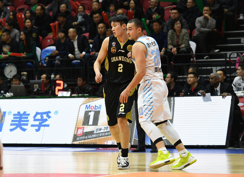 面对西热力江的贴身紧逼和可兰白克的虎视眈眈，丁彦雨航毫无惧色，强行突破上篮，肌肉碰撞的声音仿佛穿透了屏幕。