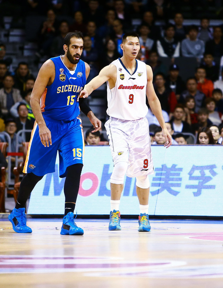 广东队长周鹏在深圳队多人夹击中强行上篮,身体完全扭曲,但依然将球稳稳放入篮筐,彰显队长本色