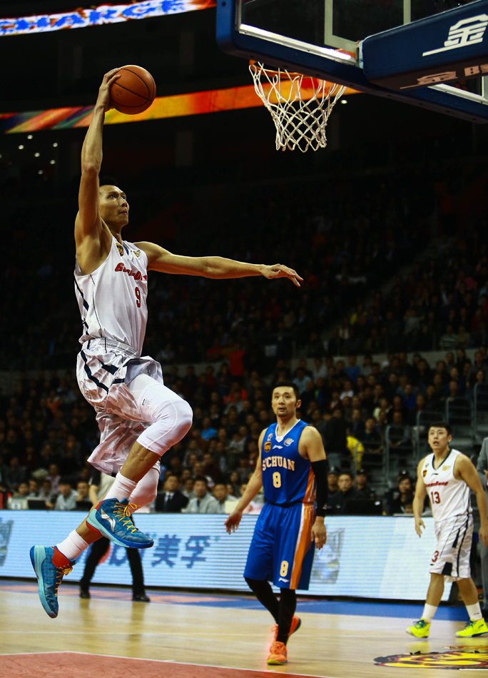 四川外援哈达迪与易建联在篮下展开激烈肉搏,两人肌肉紧绷,寸土必争,空气中弥漫着内线强员对抗的火药味