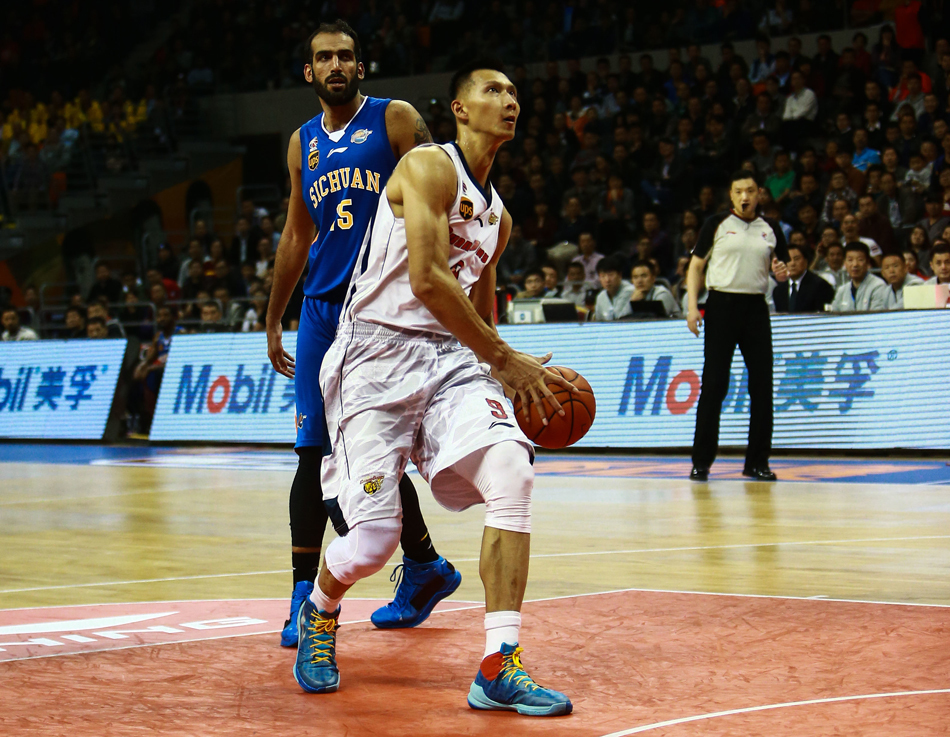 易建联如太空易附体,迎着哈达迪的遮天巨掌,用一记势大力沉的单手劈扣终结进攻,整个篮筐都在颤抖