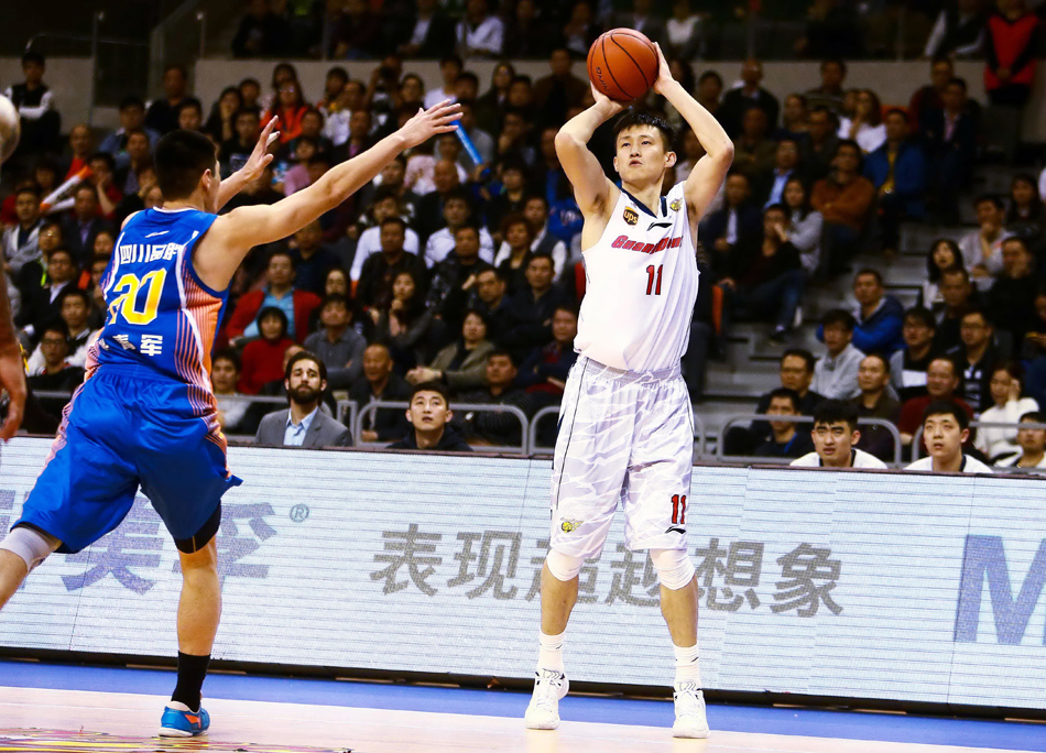 老将朱芳雨在三分线外张手就投,皮球划过一道完美弧线,仿佛又下起了熟悉的‘三分雨’,对手只能望球兴叹