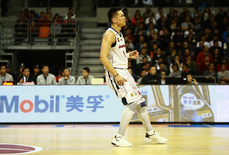 广东外援斯隆面对严密夹击,冷静地选择了高难度的抛投,皮球越过防守球员指尖,空心入网