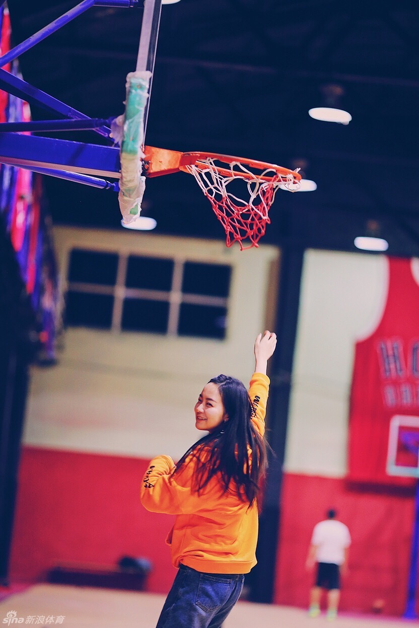 夕阳透过篮网，洒在女孩专注的脸上。她一遍遍练习着运球，篮球仿佛成了她身体的一部分，汗水顺着发梢滴落，球衣已湿透大半。