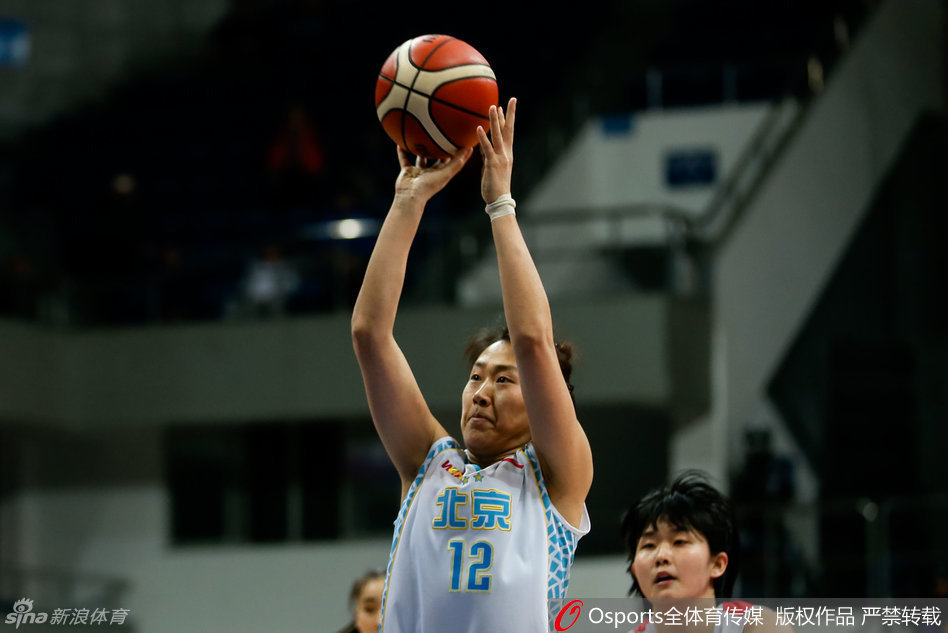 篮协主席姚明亲临首钢体育馆，神情专注地为即将开赛的北京女篮和八一女篮助威。