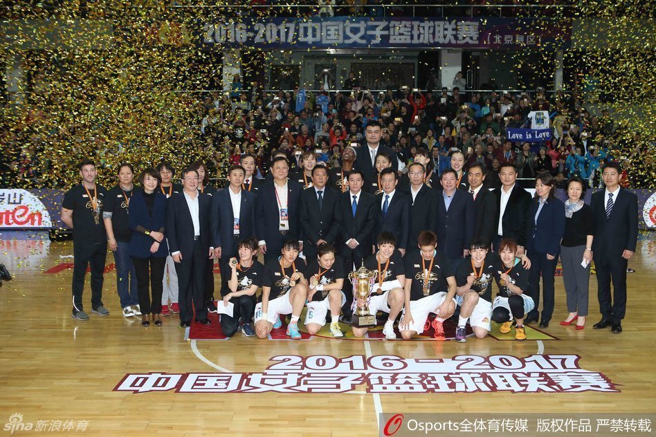 身披13号战袍的邵婷在对手严防死守下依然自信出手,篮球在空中划出一道优美的弧线,她眼神坚毅,仿佛早已预见了篮球空心入网的那一刻。