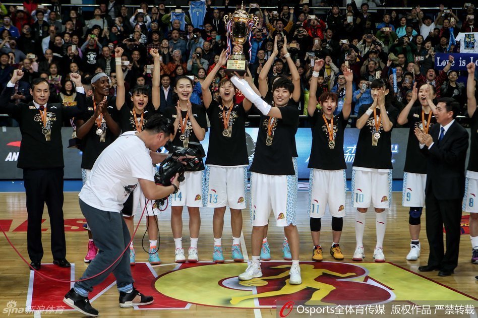 中国篮协主席姚明面带微笑,弯下高大身躯将一枚金灿灿的总冠军奖牌挂在福尔斯颈上,福尔斯手捧鲜花与MVP奖杯,眼中闪烁着喜悦与自豪的光芒。