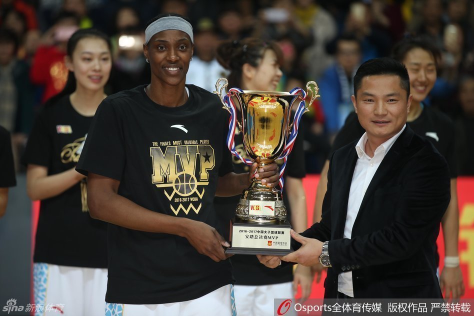 老将张帆左臂缠着厚厚的绷带,在队友的簇拥下用右手奋力将总冠军奖杯高高举起,全场灯光聚焦于此,映照出她眼角泛起的激动泪光。