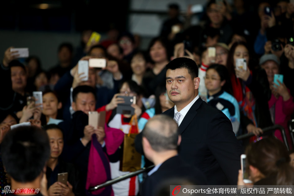 邵婷手握话筒站在场地中央的颁奖台上,身后是巨大的冠军背景板,她面带微笑望向热情的观众,眼神中充满了对未来的无限憧憬与坚定。