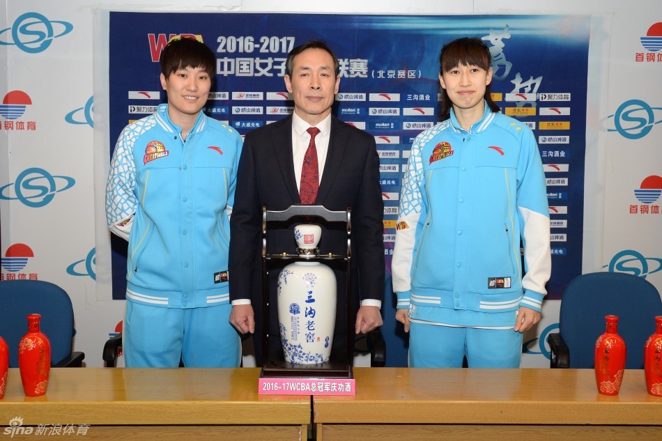 首钢篮球中心成为欢乐的海洋，北京女篮的队员们紧紧围在一起，跳跃着、欢呼着，她们的笑容比场馆的灯光还要璀璨，尽情释放着卫冕成功的巨大喜悦。