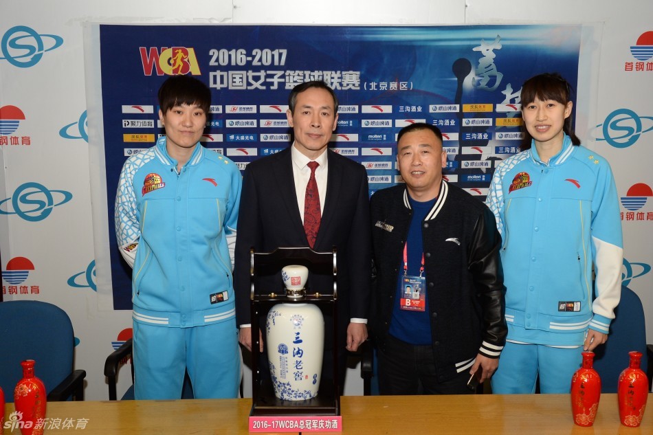 主教练许利民在赛后与爱徒孙晓雨深情拥抱，眼中饱含热泪，这个拥抱里有对弟子付出的感谢，更有对球队艰难卫冕之路所有不易的释放。