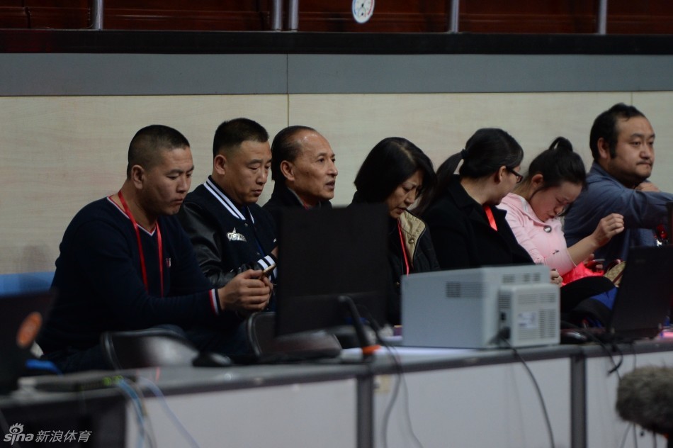 在主教练许利民的带领下，老将张帆和孙晓雨接过了三沟酒业颁发的总冠军庆功酒，三人面带微笑，这坛美酒不仅庆贺今日的胜利，更承载着对中国篮球未来的美好祝福。