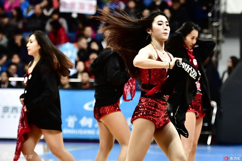 在绚丽的舞台灯光下，拉拉队宝贝们尽情舞动，手中的花球随着节奏飞舞，她们用专业而富有激情的表演，为这个冠军之夜增添了无尽的魅力。