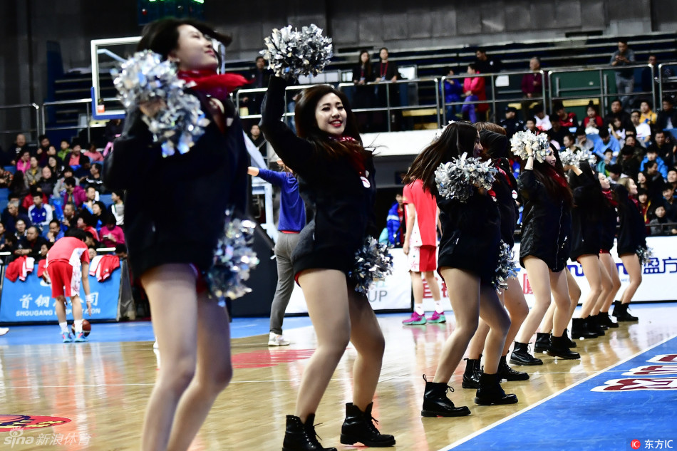 比赛暂停间隙，拉拉队员们迅速占领场地中央，一段激情四射的舞蹈瞬间点燃全场气氛，她们专业的表演赢得了现场球迷的阵阵喝彩。