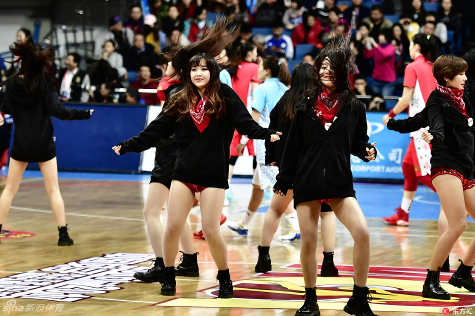 总决赛尘埃落定，拉拉队员们依旧用最灿烂的笑容和最饱满的热情进行着最后的表演，她们与现场沸腾的欢呼声融为一体，为这个精彩的赛季画上了圆满的句号。