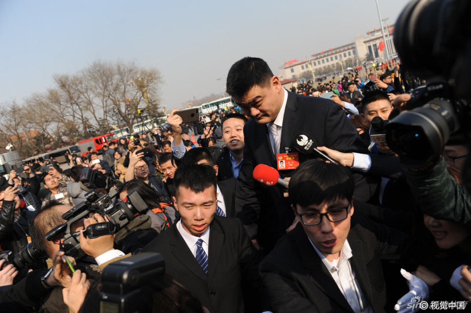 身高出众的姚明在人群中如同移动的高塔,他眉头微锁,面对记者围堵显得有些无奈,只能加快步伐向会场走去