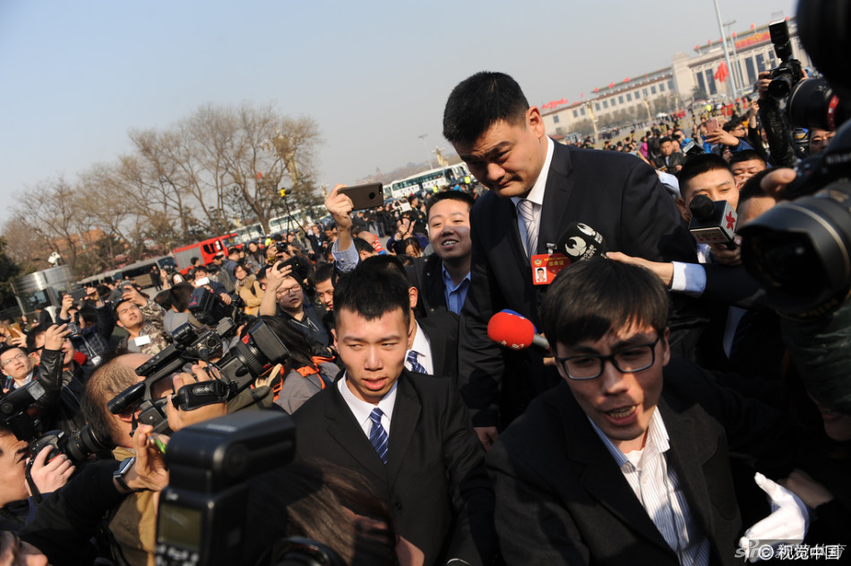 政协体育界别小组讨论开始前,姚明侧身与邻座委员认真交流,神情专注而严肃,为新身份下的首次两会发言做准备