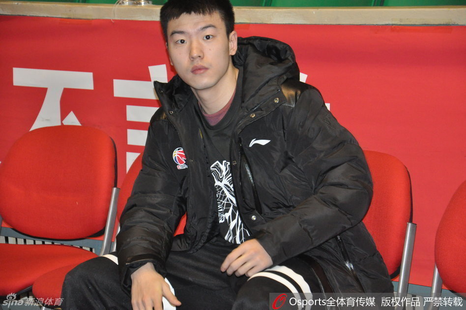 主帅凯撒一脸严峻,与救火外援普莱斯紧急商讨战术,面对强敌新疆,两人绞尽脑汁寻求破敌之策。