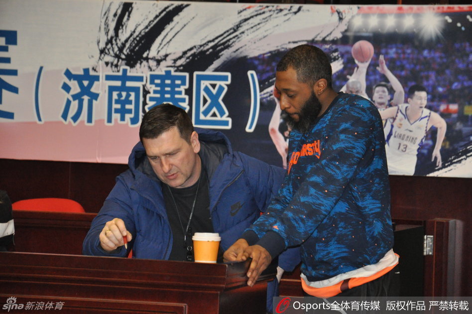 普莱斯在训练中认真练习投篮,他的手型略显兰花指状,这位救火外援用精准的投篮证明了自己的价值。