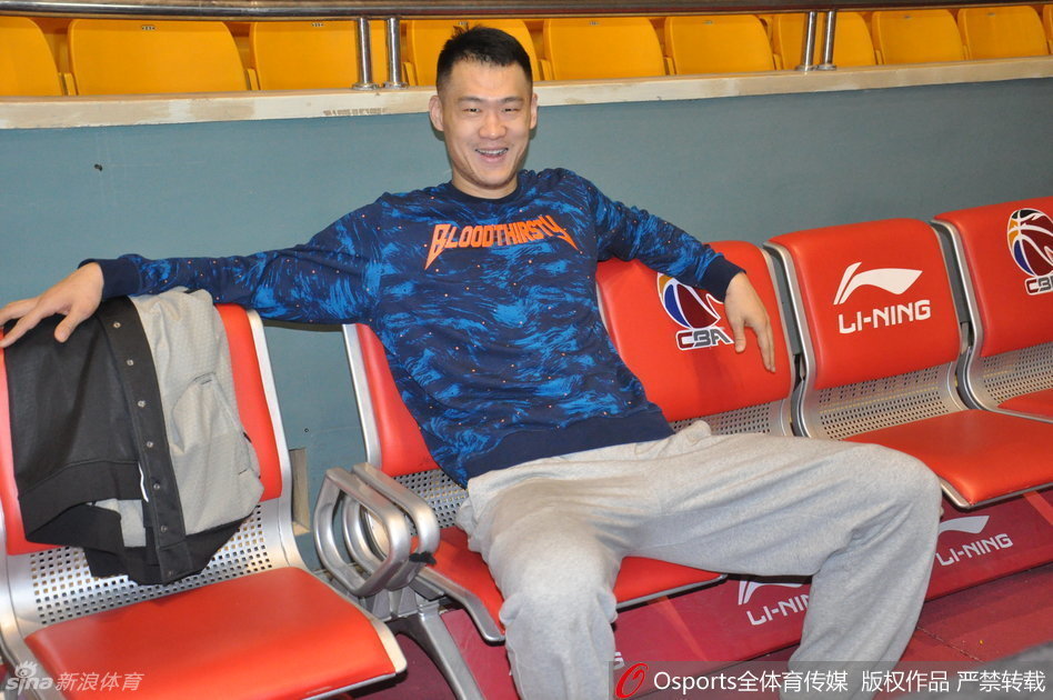 山东队内线群星“几大金刚”在训练中排开,他们是球队的脊梁,即将面对新疆豪华内线的残酷肉搏。