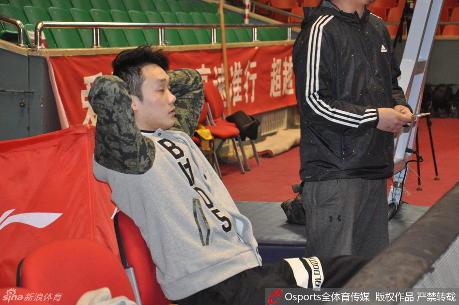 内线悍将吴轲心情不错,面带微笑进行拉伸,他在上一场错失关键球后自责,但此刻已调整心态准备迎接决战。