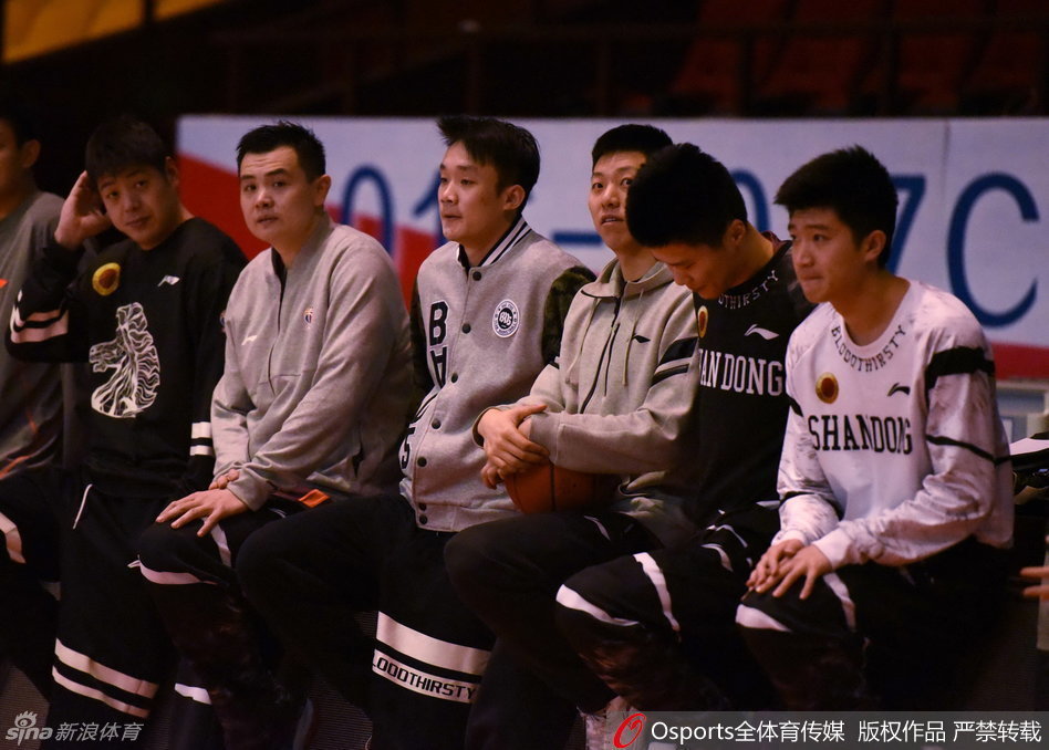 本土MVP丁彦雨航在训练中双手撑膝,霸气侧漏,眼神中透露出决战前的坚定与大佬气质。